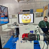 robot con faccina sorridente
