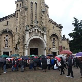 Rose, preghiere e processione: i cittadini in pellegrinaggio per Santa Rita