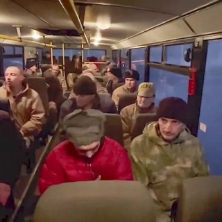 Scambi di prigionieri tra russi e ucraini, ma Kiev protesta e accusa