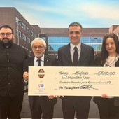 La consegna dell'assegno avvenuta all'istituto di Candiolo