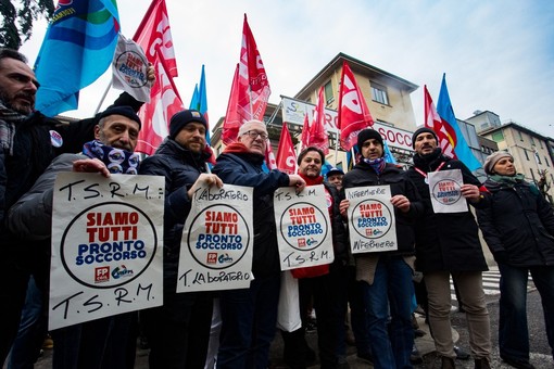 Un flash mob davanti alle Molinette organizzato da Cgil e Uil: “Forte disparità tra mansioni” Un flash mob davanti alle Molinette organizzato da Cgil e Uil: “Forte disparità tra mansioni”