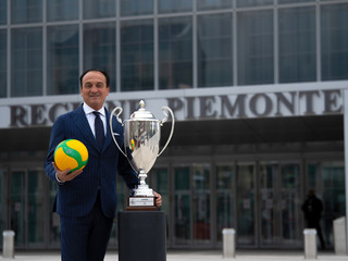 Il trofeo della CEV Champions League tra Palazzo Civico e Grattacielo Piemonte