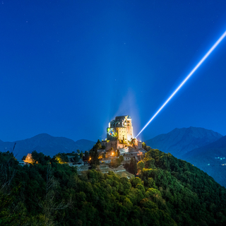 Un raggio di luce lungo 5 chilometri nel cielo: la Sacra di San Michele accende la Spada dell'Arcangelo