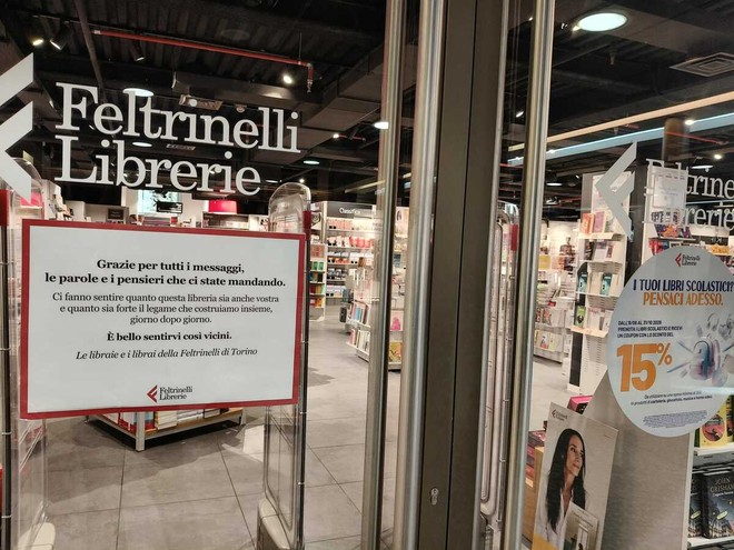 Feltrinelli presa d'assalto: "Grazie per i messaggi" Feltrinelli presa d'assalto: "Grazie per i messaggi"