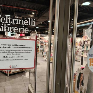 Feltrinelli presa d'assalto: "Grazie per i messaggi" Feltrinelli presa d'assalto: "Grazie per i messaggi"
