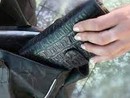 Tentano di derubare un'anziana: scattano le manette per una giovane coppia