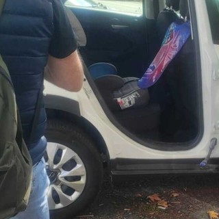 I ladri hanno portato via l'intera portiera dell'auto