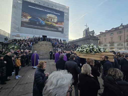 Chiesa della Gran Madre gremita per l'ultimo saluto al patron di Acqua Sant'Anna Chiesa della Gran Madre gremita per l'ultimo saluto al patron di Acqua Sant'Anna