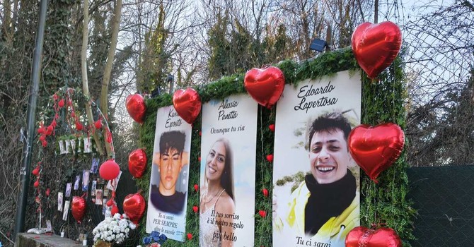 Palloncini e cuori rossi per ricordare le giovani vittime del 2022 Palloncini e cuori rossi per ricordare le giovani vittime del 2022