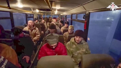 Scambi di prigionieri tra russi e ucraini, ma Kiev protesta e accusa