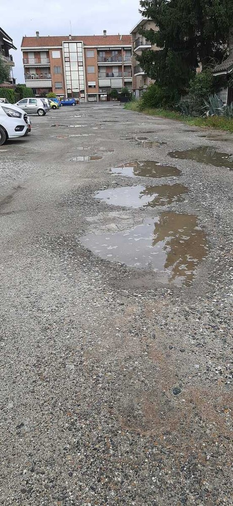 I cittadini protestano per le buche a Falchera I cittadini protestano per le buche a Falchera