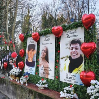 Palloncini e cuori rossi per ricordare le giovani vittime del 2022