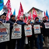 Un flash mob davanti alle Molinette organizzato da Cgil e Uil: “Forte disparità tra mansioni”
