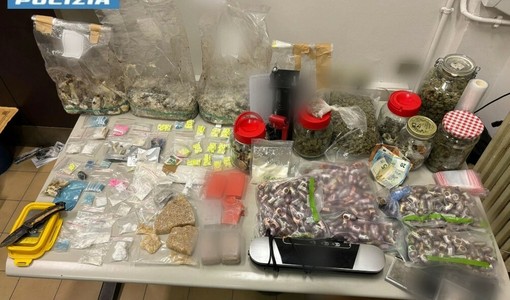 La droga sequestrata in un alloggio di Aurora