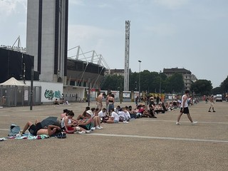 Già lunghe code per i fans in attesa del concerto di questa sera di Marracash