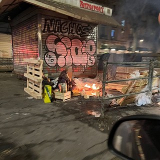 Falò con cassette: ecco come si scalda il clochard vicino al centro di Torino