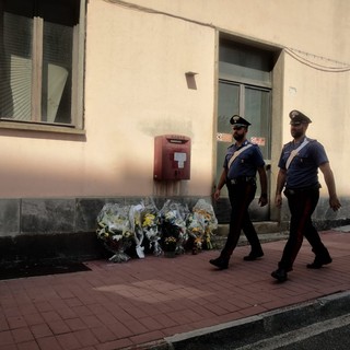 Carabinieri davanti a fiori alla stazione di Brandizzo