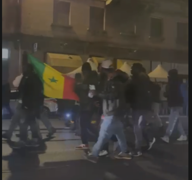 Festeggiamenti nelle strade di Torino dopo la vittoria del Senegal in coppa d'Africa