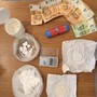 Droga e soldi recuperati dalla Polizia dopo la perquisizione