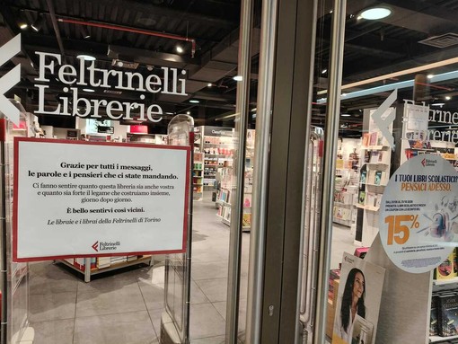 Feltrinelli presa d'assalto: "Grazie per i messaggi" Feltrinelli presa d'assalto: "Grazie per i messaggi"