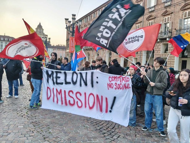 Il Comitato del No in piazza Castello: "Prima battuta d'arresto per Meloni"