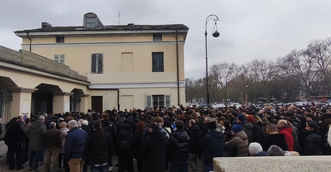 In centinaia per l'ultimo saluto a Davide Borgione