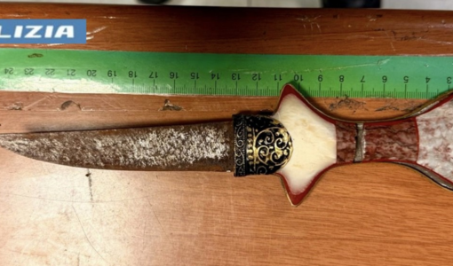 Il pugnale con cui l'uomo arrestato minacciava i passanti