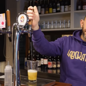 Franchino Er Criminale dietro il bancone del locale Franchino Er Criminale dietro il bancone del locale