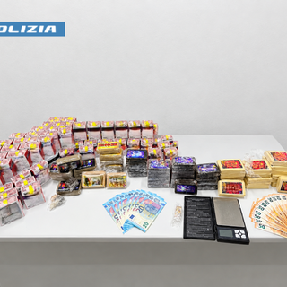 Alcuni degli oggetti sequestrati dalla Polizia Alcuni degli oggetti sequestrati dalla Polizia