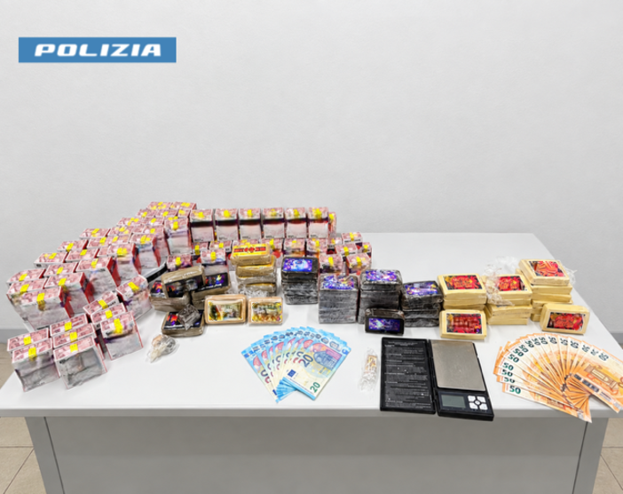 Alcuni degli oggetti sequestrati dalla Polizia Alcuni degli oggetti sequestrati dalla Polizia