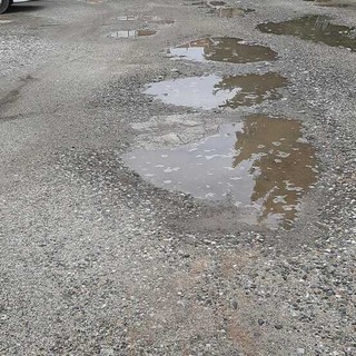 I cittadini protestano per le buche a Falchera