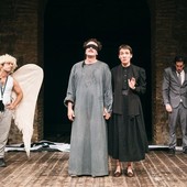 Fringe Festival, la seconda settimana accende la città: satira, nuove drammaturgie e sperimentazione urbana Fringe Festival, la seconda settimana accende la città: satira, nuove drammaturgie e sperimentazione urbana