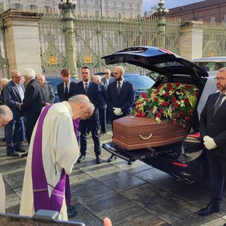 In centinaia a Torino per il funerale di Gianni Vattimo: &quot;La carità è un limite invalicabile&quot; [VIDEO]