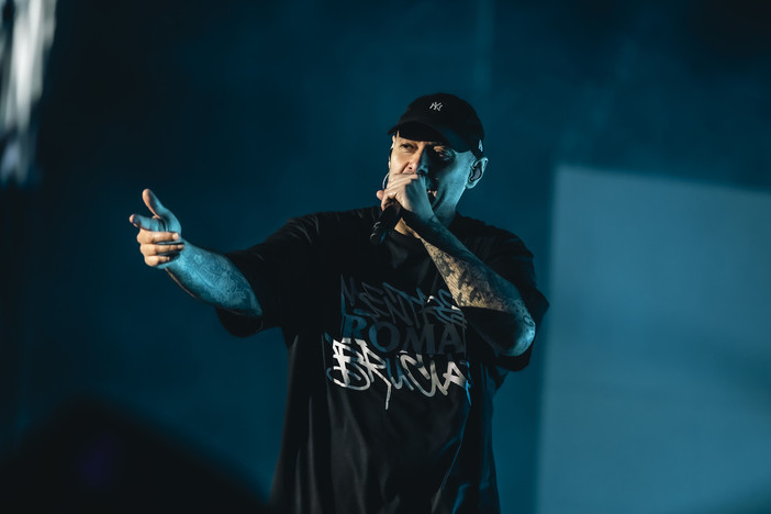 Fabri Fibra porta il nuovo album al Flowers Festival: Quando il mondo brucia, noi che facciamo?&quot;
