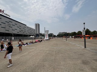 Già lunghe code per i fans in attesa del concerto di questa sera di Marracash