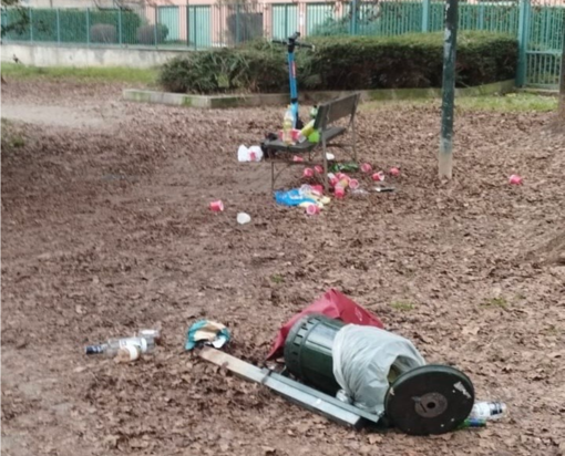 Giardini Varallo senza regole: rifiuti, bottiglie ovunque e cestini sradicati Giardini Varallo senza regole: rifiuti, bottiglie ovunque e cestini sradicati