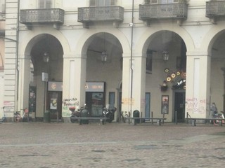 I muri coperti da graffiti in piazza Vittorio Veneto I muri coperti da graffiti in piazza Vittorio Veneto