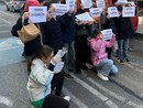 Genitori e bimbi della primaria D'Azeglio mangiano in strada per protesta Genitori e bimbi della primaria D'Azeglio mangiano in strada per protesta