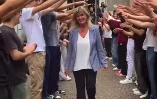 La professoressa Giovanna Olocco va in pensione: la sorpresa affettuosa dei suoi studenti