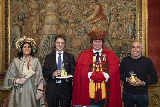 Il presidente Davide Nicco tra Giacometta e Gianduja