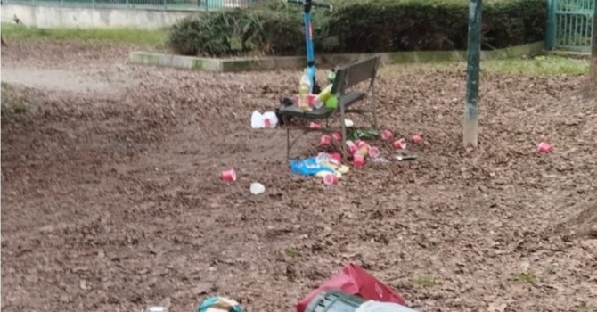 Giardini Varallo senza regole: rifiuti, bottiglie ovunque e cestini sradicati