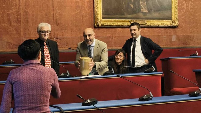 Due urne per un solo defunto: la protesta contro il "caro cremazione" accende la Sala Rossa