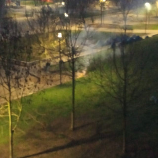 Fuochi accesi, musica e sgommate: le notti da incubo ai giardini Saragat