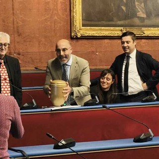 Due urne per un solo defunto: la protesta contro il "caro cremazione" accende la Sala Rossa