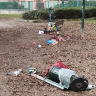 Giardini Varallo senza regole: rifiuti, bottiglie ovunque e cestini sradicati