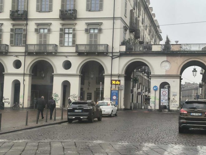 I muri coperti da graffiti in piazza Vittorio Veneto
