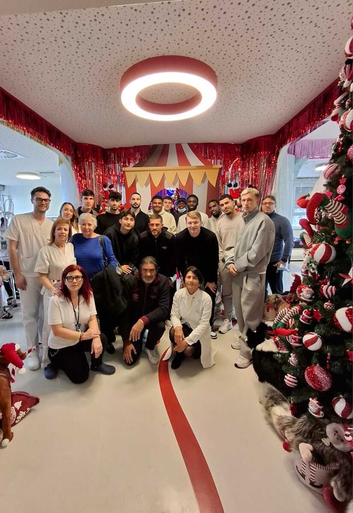 I calciatori del Toro portano doni e sorrisi ai piccoli pazienti del Regina Margherita I calciatori del Toro portano doni e sorrisi ai piccoli pazienti del Regina Margherita