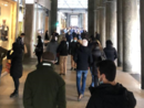 persone sotto i portici in via Roma persone sotto i portici in via Roma