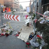 fiori sul luogo della tragedia in via Genova