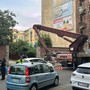 Tragedia in via Genova: cade il cestello di una gru, muore un operaio